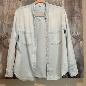 Cloth and Stone Light blue Chambray Button Down Shirt. Size XS